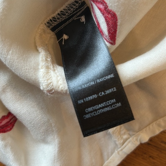 Obey N*89 Cream Button Down Long Sleeve Lips Print Shirt Size XS - Picture 9 of 9